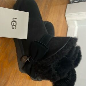 Ugg with suede mini bow